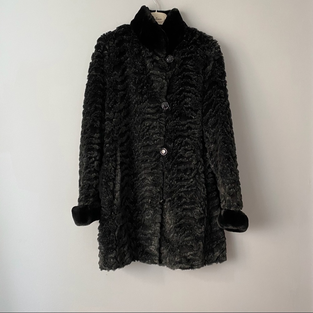 Luxe black textured faux fur coat - size 9/10